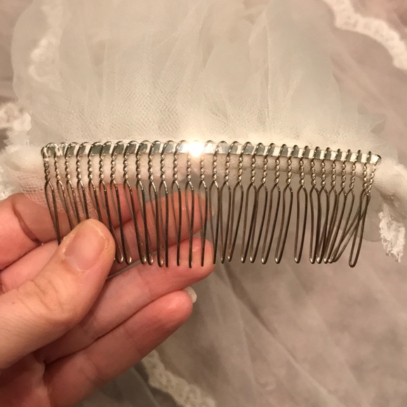 Ivory Lace Edge Veil - Picture 2 of 8